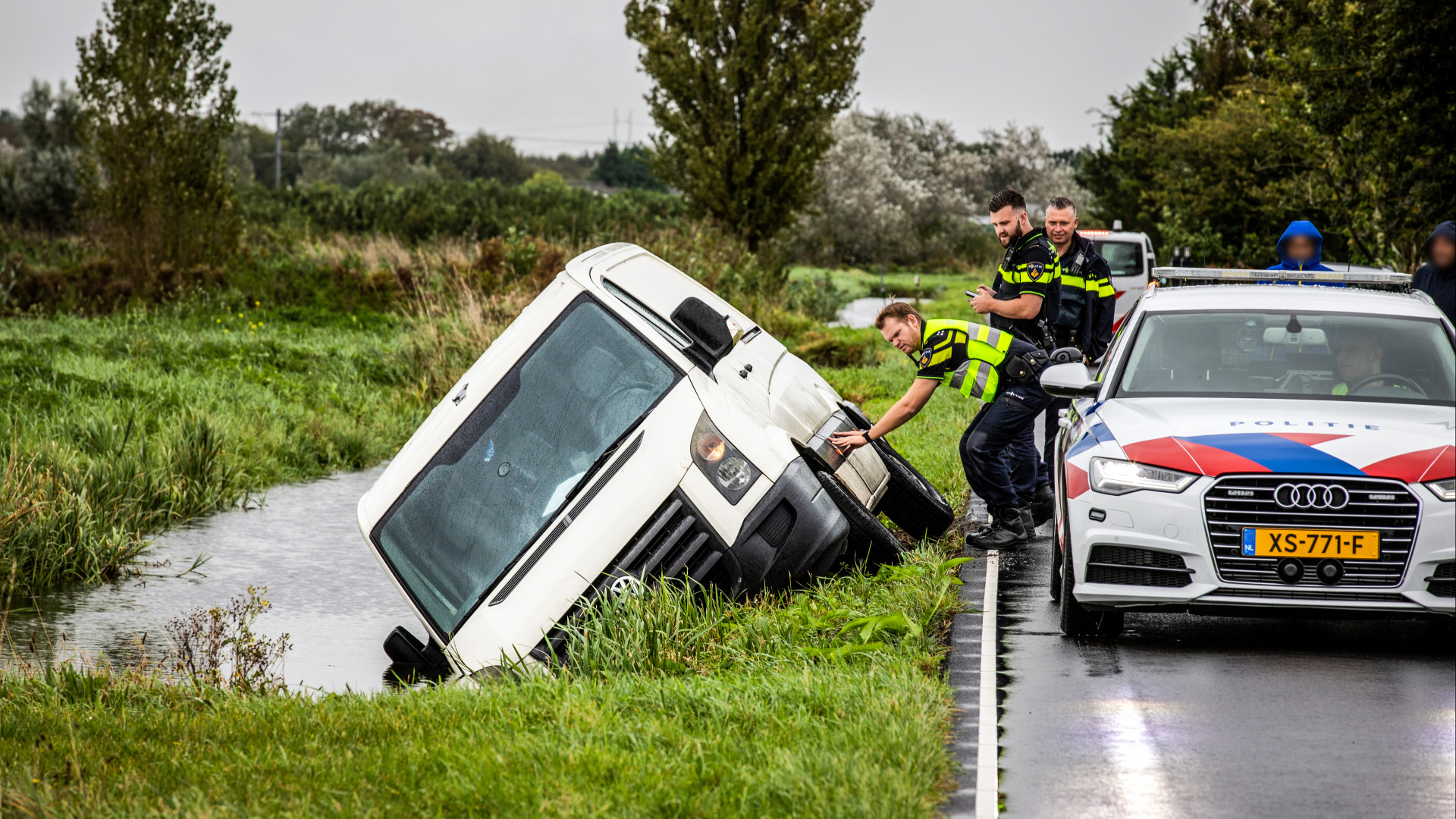 112-nieuws | Bestelbus Zakt Weg En Belandt In Sloot - Hagenaar Vast Na ...