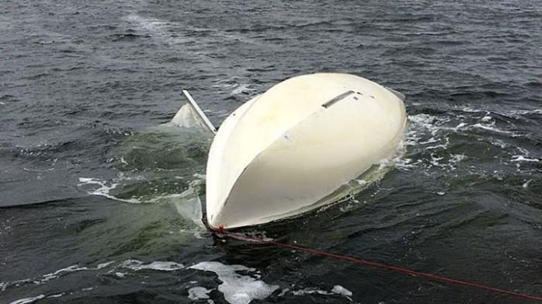 De omgeslagen zeilboot lag ter hoogte van Wolphaartsdijk.