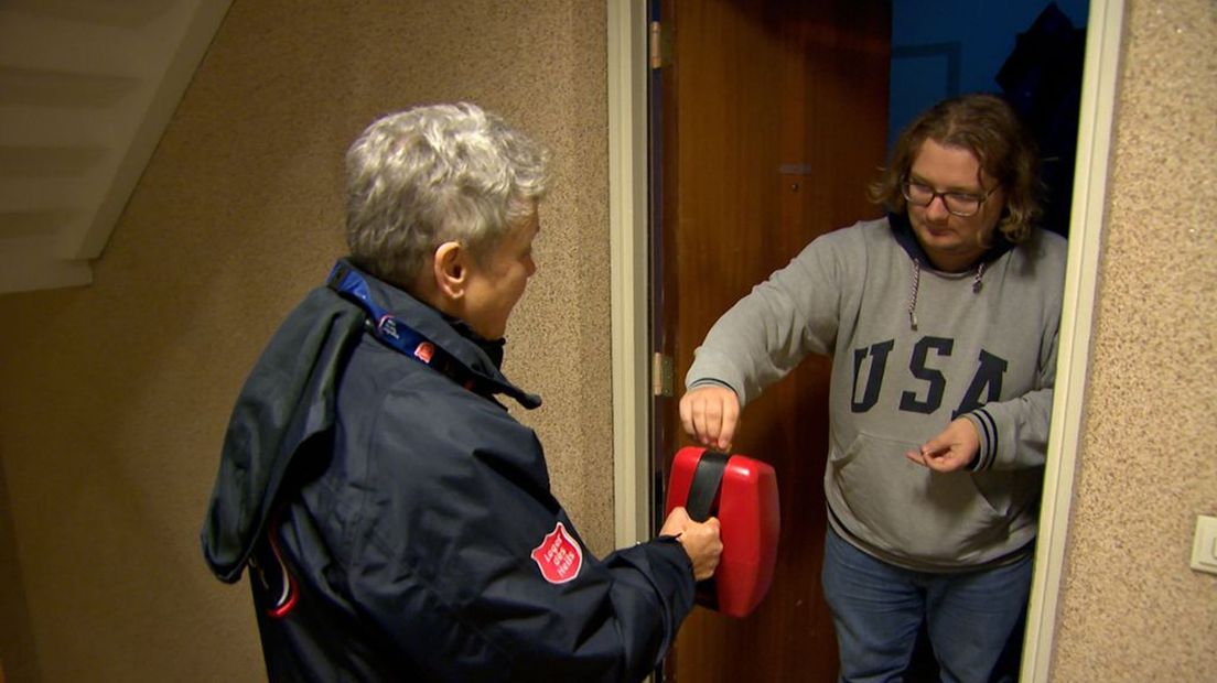 Marijke van Dalen gaat al vijftig jaar van deur tot deur met de collectebus.