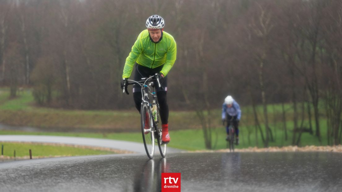 Het weer zat de fietsers niet mee (Rechten: RTV Drenthe/Kim Stellingwerf