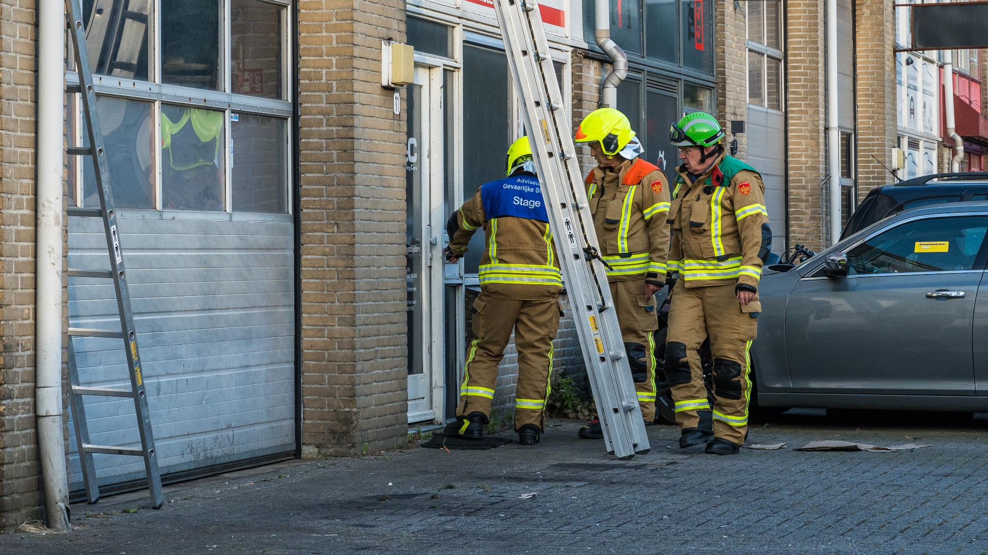 De brandweer kreeg een melding binnen van een vreemde lucht, maar trof iets anders aan dan verwacht.