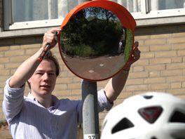 Reportage over de burgerlijk ongehoorzame wijkraad van Oosterflank die stickers plakt en spiegels ophangt