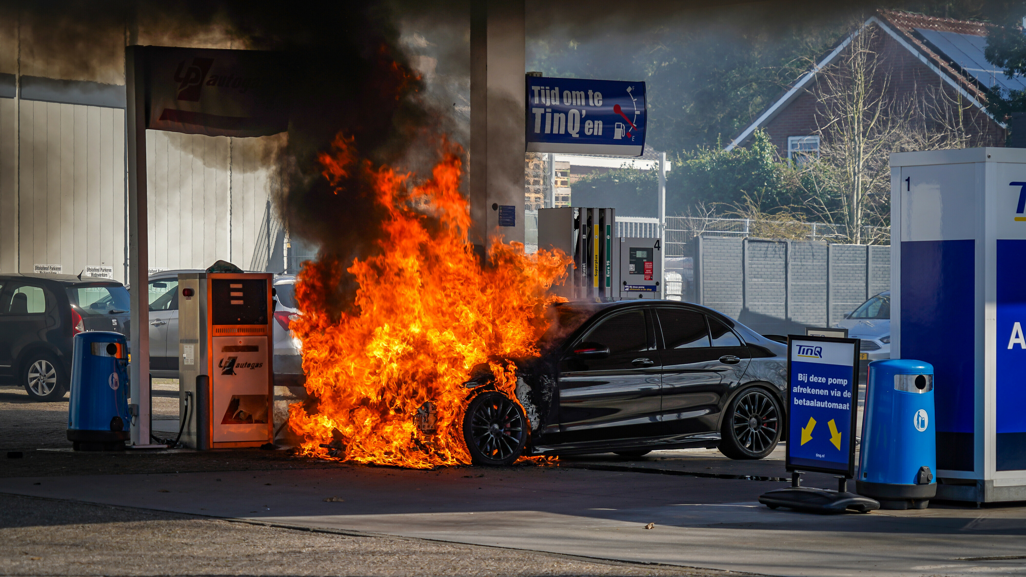 Auto in brand bij tankstation in Emmen