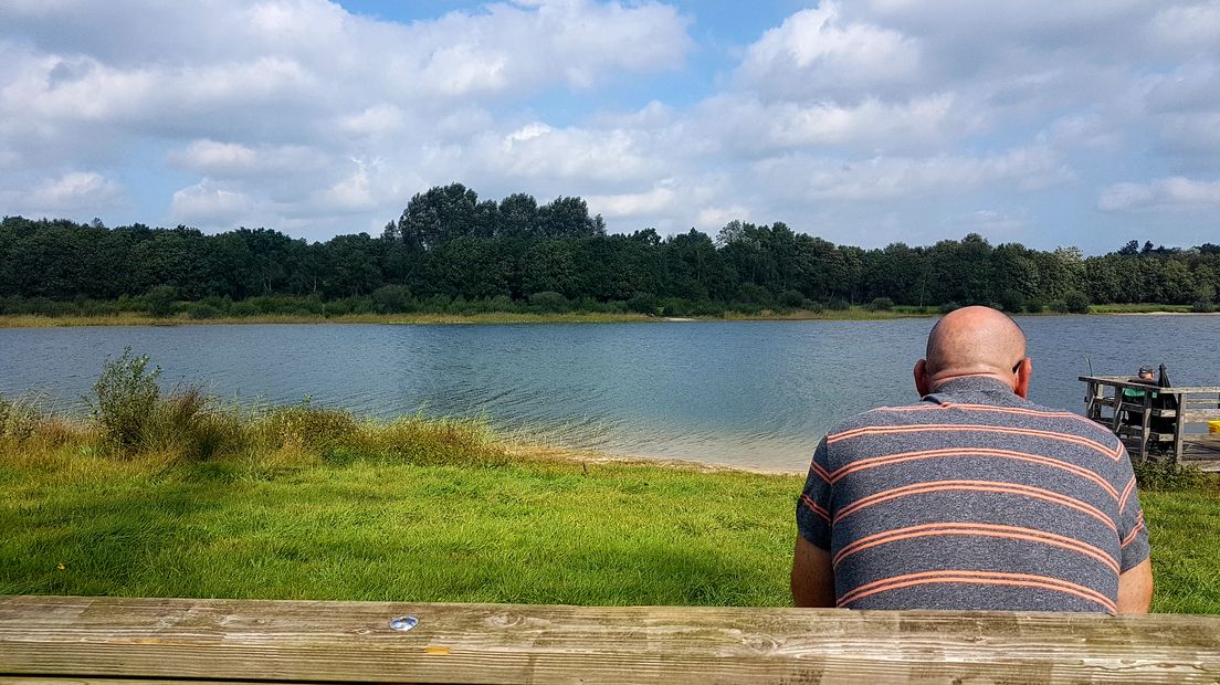 Richard van den Bos op zijn favoriete plek bij de Baggelhuizerplas. (Rechten: Jasmijn Wijnbergen/RTV Drenthe)