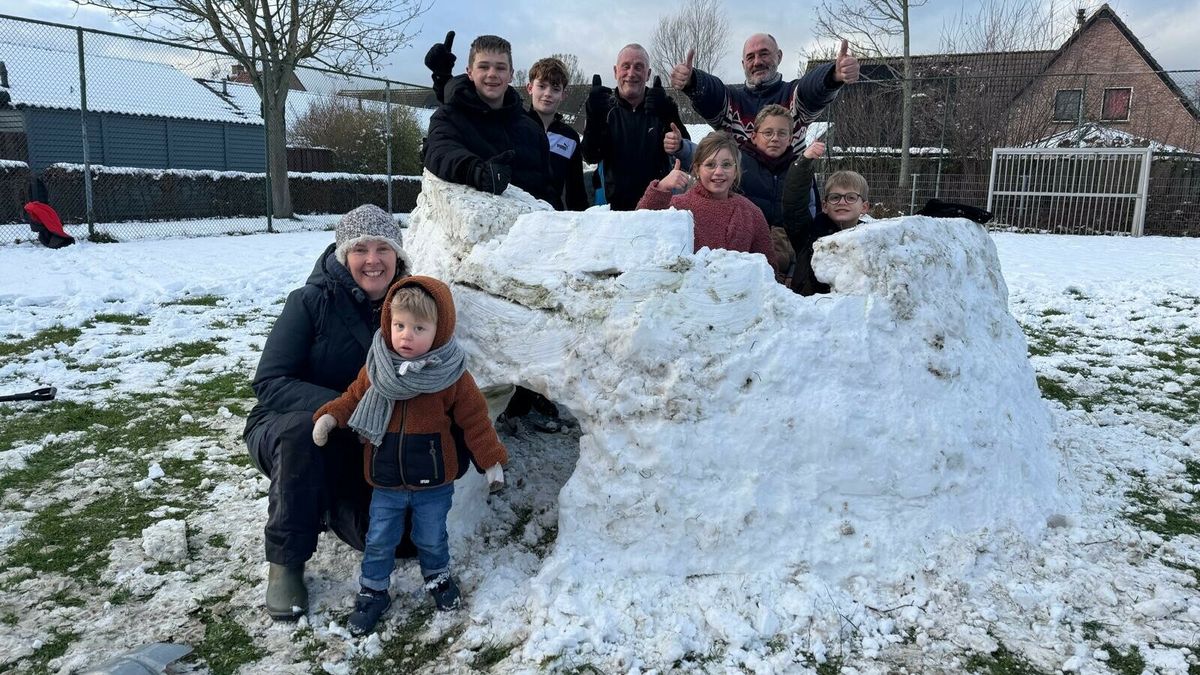 Sneeuwpret in Geersdijk: inwoners bouwen samen aan iglo