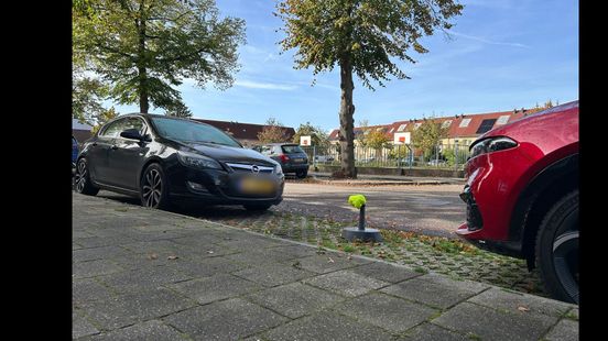Hier claimen ze parkeerplaatsen met pionnen en stoelen