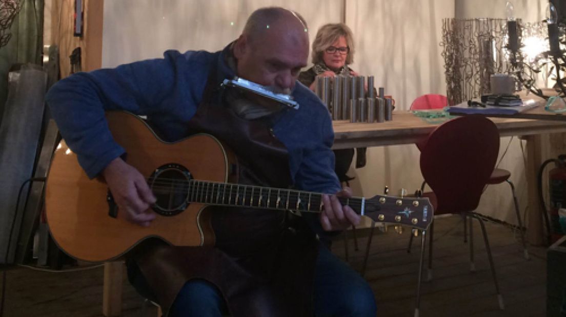 Live muziek, dat is het geheim van lampenontwerper Eddy Berentsen om zijn klanten naar binnen te halen.