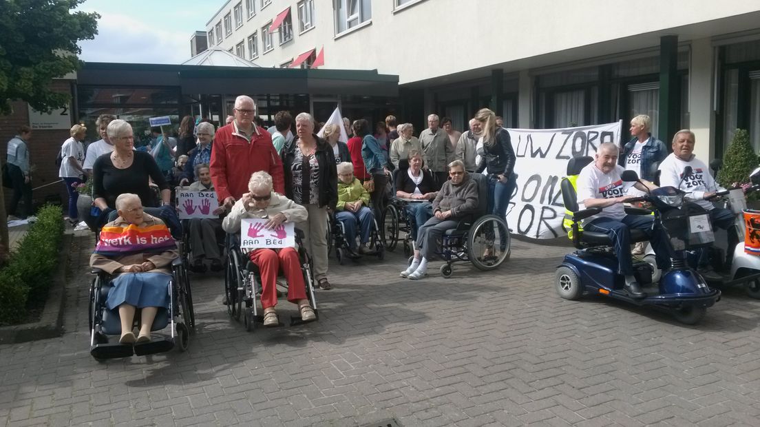 Tegen eerdere bezuinigingen bij Tangenborgh werd actie gevoerd door bewoners (Rechten: archief RTV Drenthe)