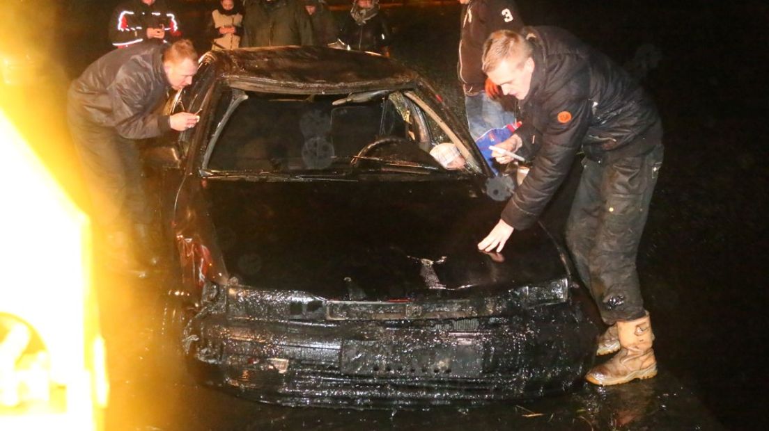 De auto is uit het water gehaald (Rechten: Herman van Oost)