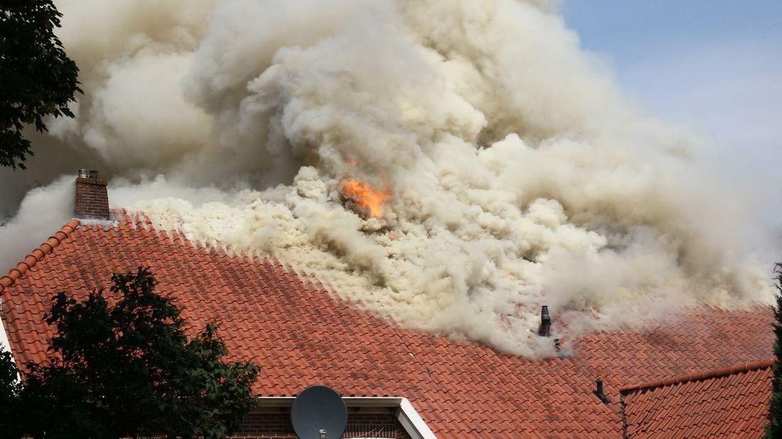 Uitslaande brand in een boerderij in Drouwenerveen (Rechten: Van Oost Media)