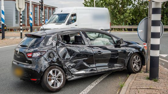 Gewonde bij botsing auto en vrachtwagen in Duiven