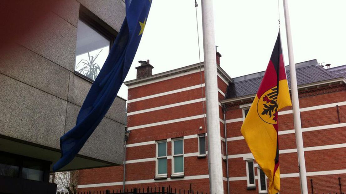 vlag halfstok Duitsland ambassade Duits