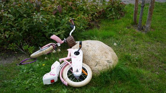 4-jarig meisje bevrijd die met voet vastzat in fiets