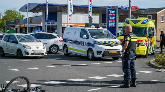 Fietser zwaargewond na botsing op kruispunt in Emmen. Fietser zwaargewond na botsing op kruispunt in Emmen.
