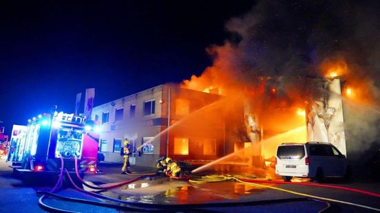Veel schade na grote brand in bedrijfspand