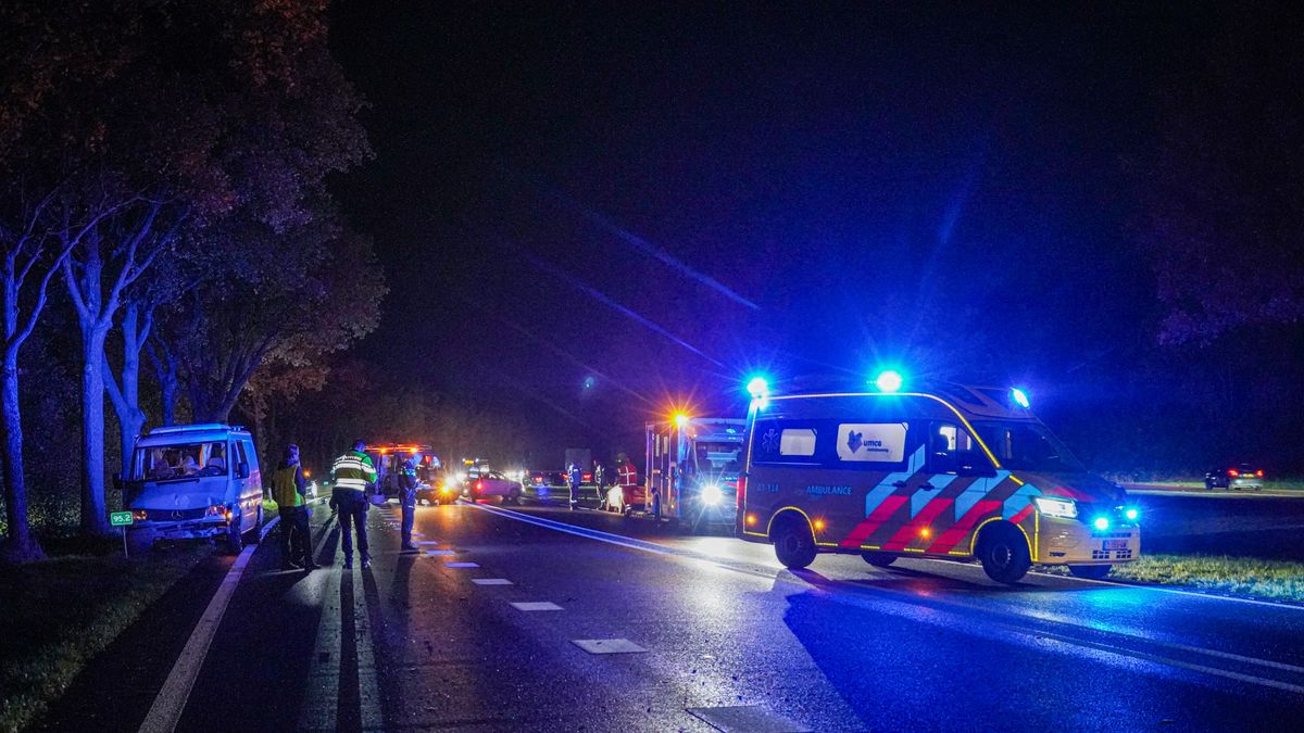 Ongeluk met drie auto's op N34 bij Eext, weg weer open