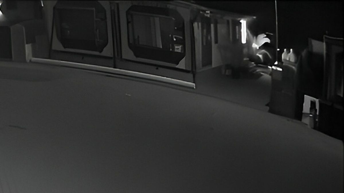 Politie nog steeds op zoek naar brandstichters in woonwagen Hansweert, camerabeelden vrijgegeven