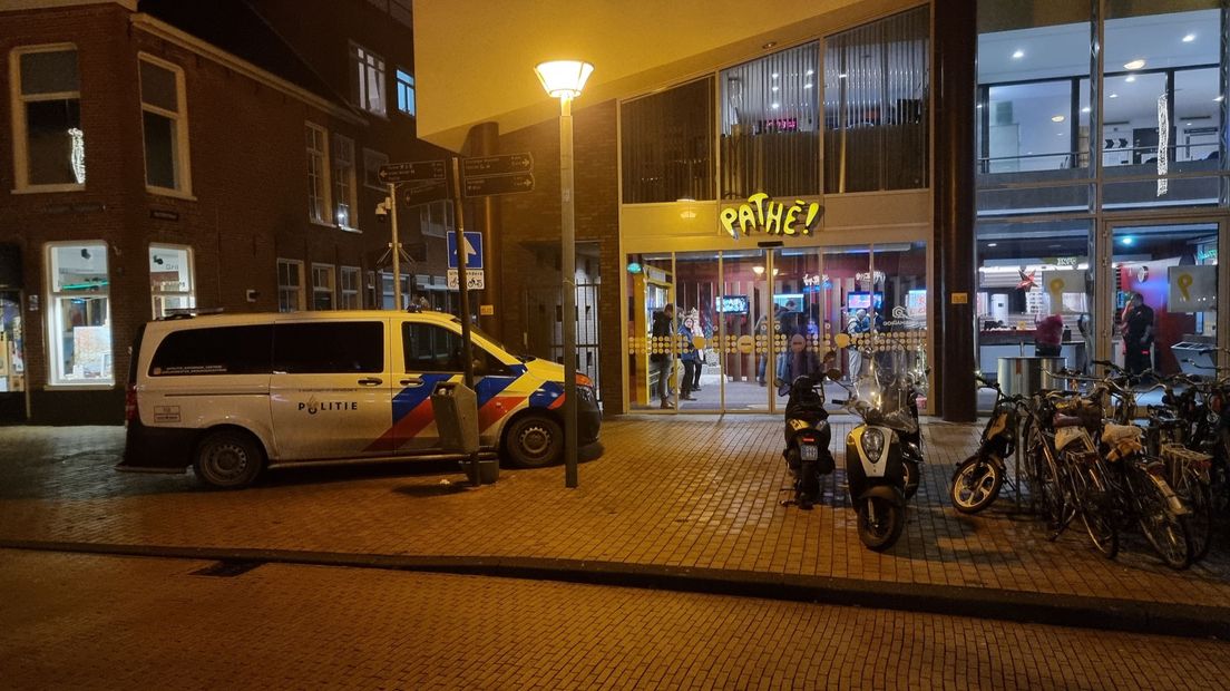 Politie bij de Pathe bioscoop in Stad