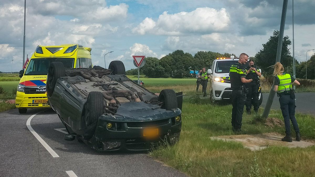 Auto belandt ondersteboven op fietspad, bestuurder gewond