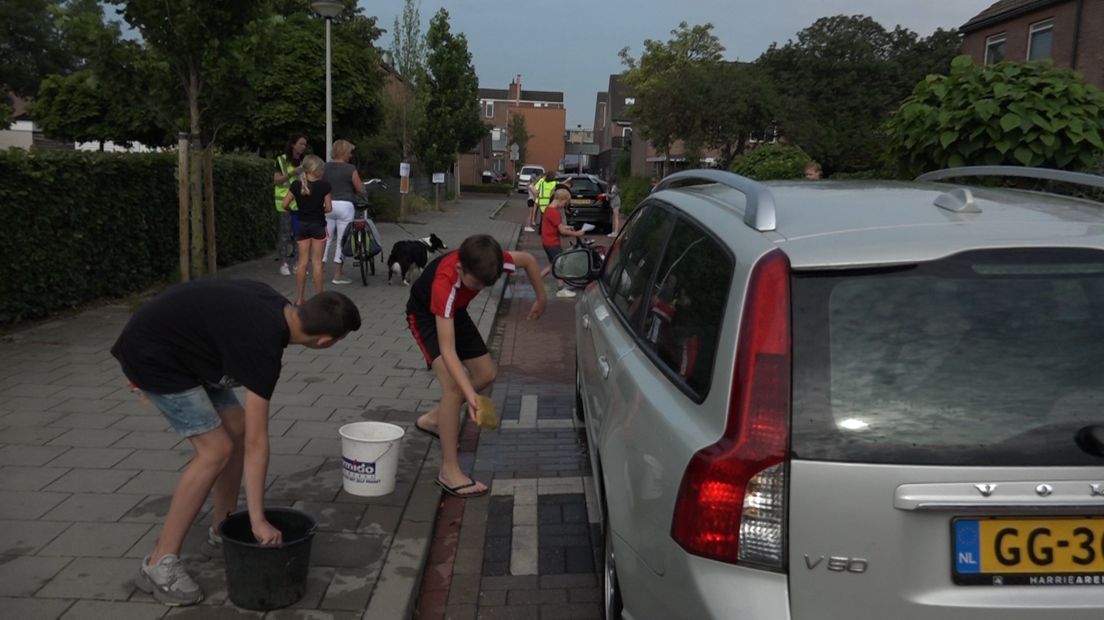 Een complete wasstraat voor auto's en fietsen stond er woensdagochtend voor het schoolplein van basischool De Scheperstree in Warnsveld. En dat allemaal voor een musical.