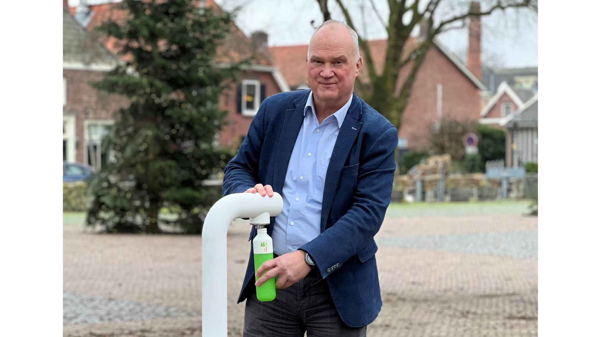 Wethouder Erik Groten bij het geïnstalleerde watertappunt in Bredevoort.