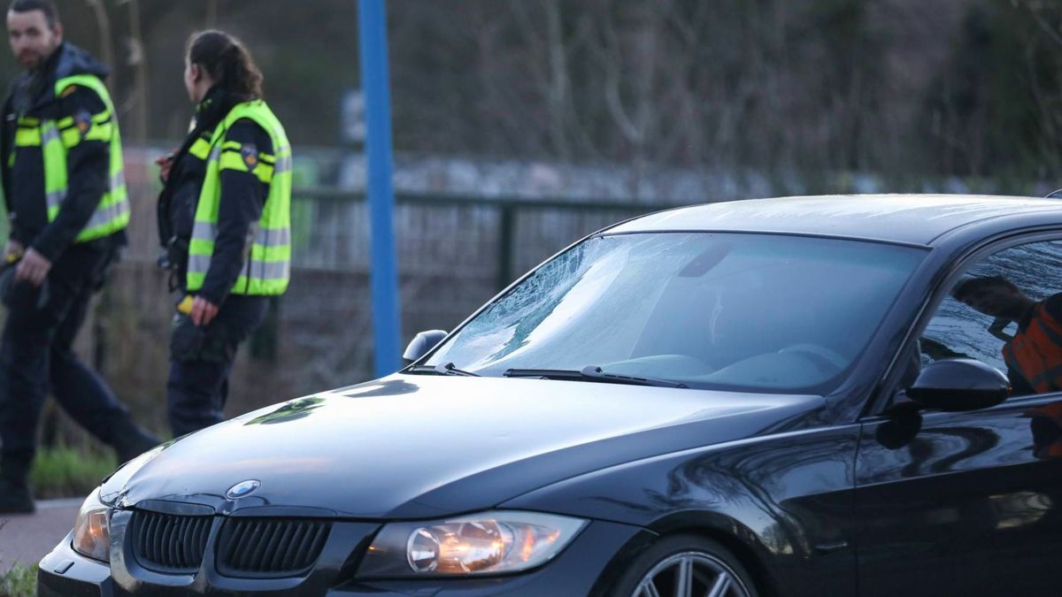 Opnieuw autobrand Zaltbommel • fietser gewond na botsing