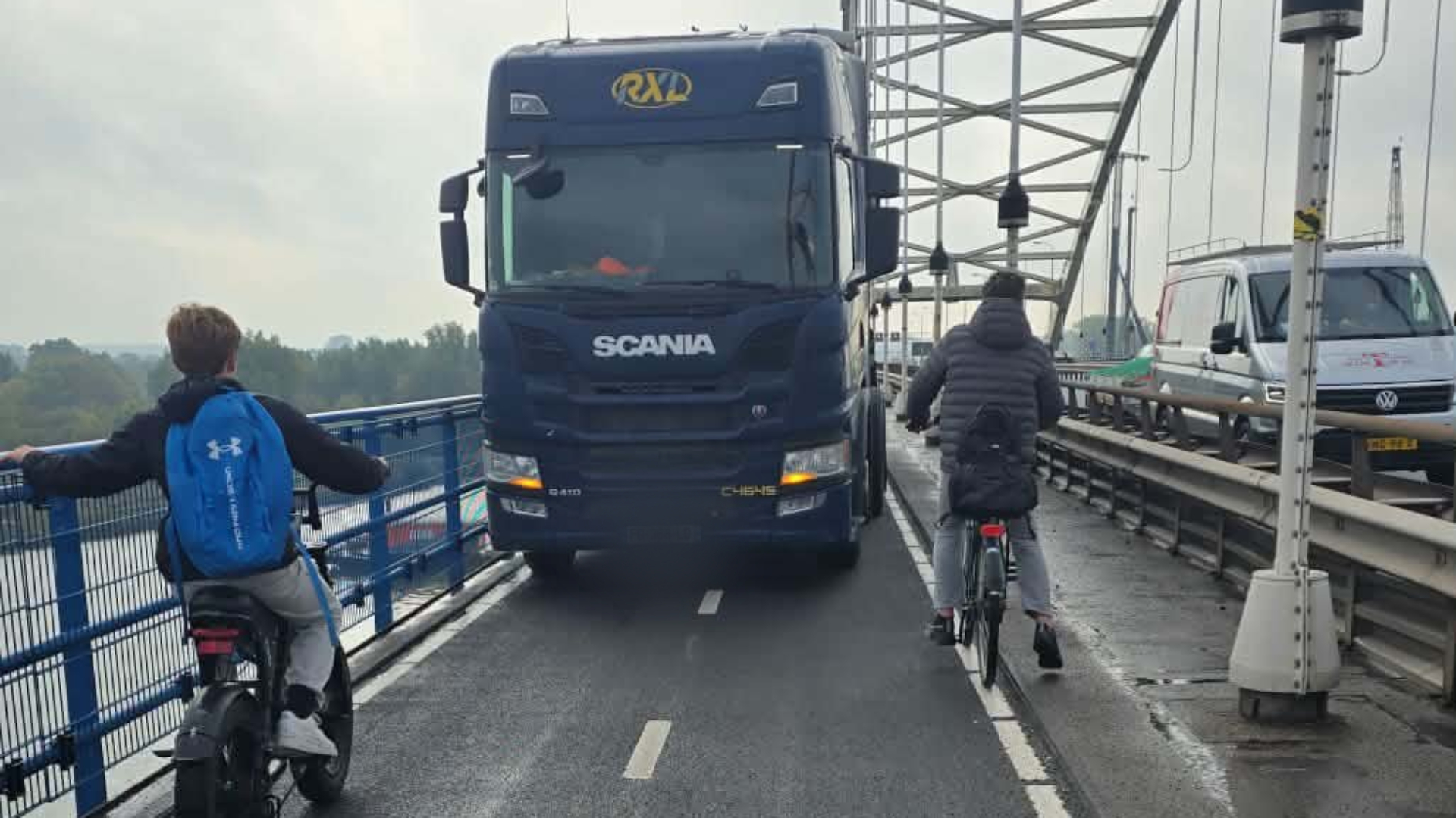 Fietsers kijken raar op: levengevaarlijke situatie met vrachtwagen op fietspad Merwedebrug