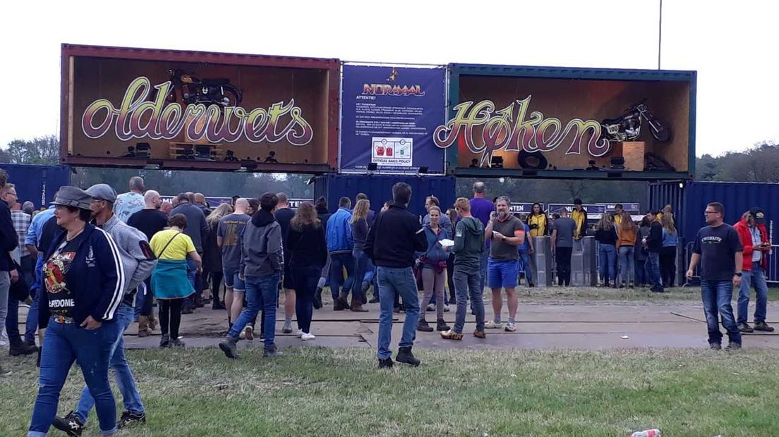 Om 20.00 uur beklimmen de mannen van Normaal het podium beklimmen, maar de vaste Anhangers van de Achterhoekers stonden Hemelvaartsdag al vroeg voor de poort in Lochem. Om 14.00 uur ging het terrein open, waarna het concertterrein snel volstroomde.