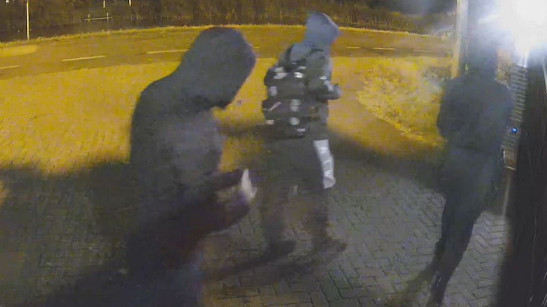 Eén van de verdachten heeft een opvallende rugtas