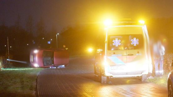 Auto op de kant na botsing met lantaarnpaal in Coevorden. Auto op de kant na botsing met lantaarnpaal in Coevorden.