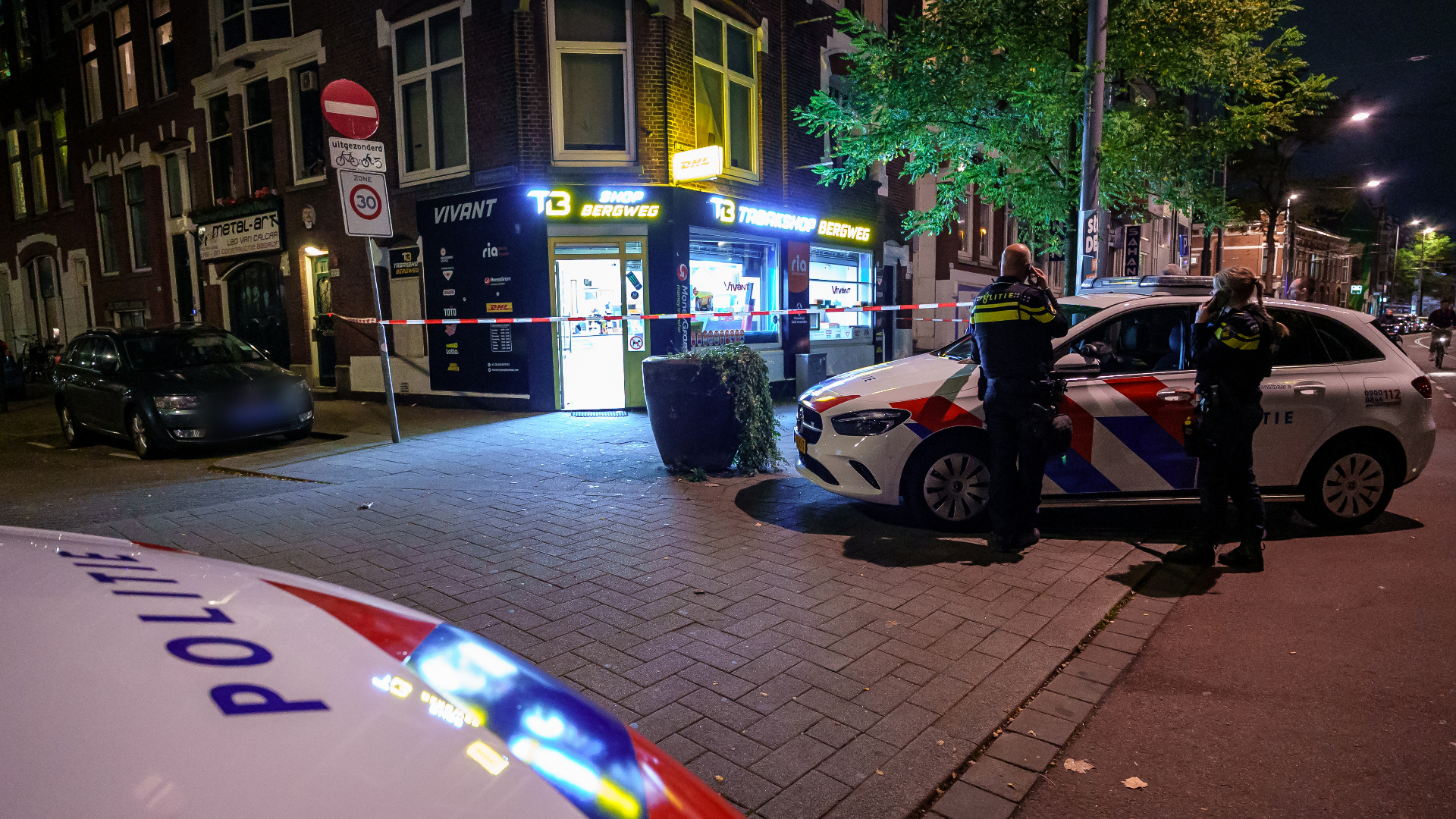Twee medewerkers van de tabakswinkel zijn gewond geraakt bij de overval.