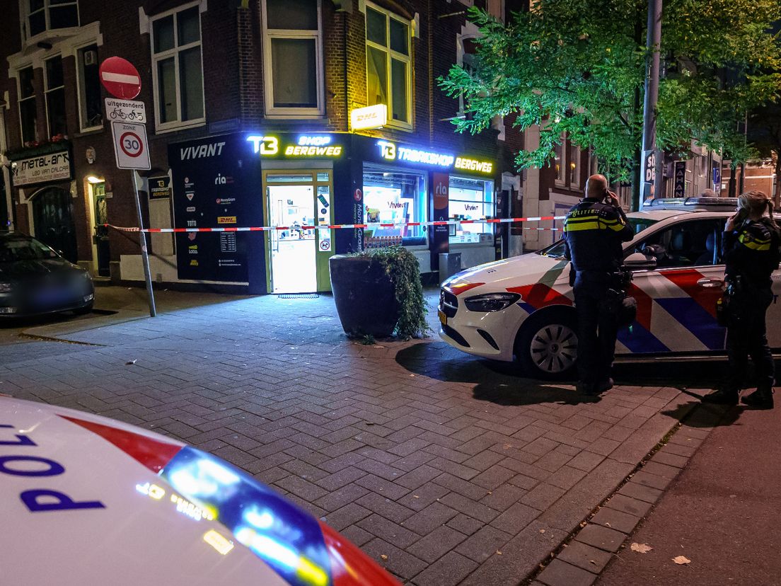 Twee medewerkers van de tabakswinkel zijn gewond geraakt bij de overval.