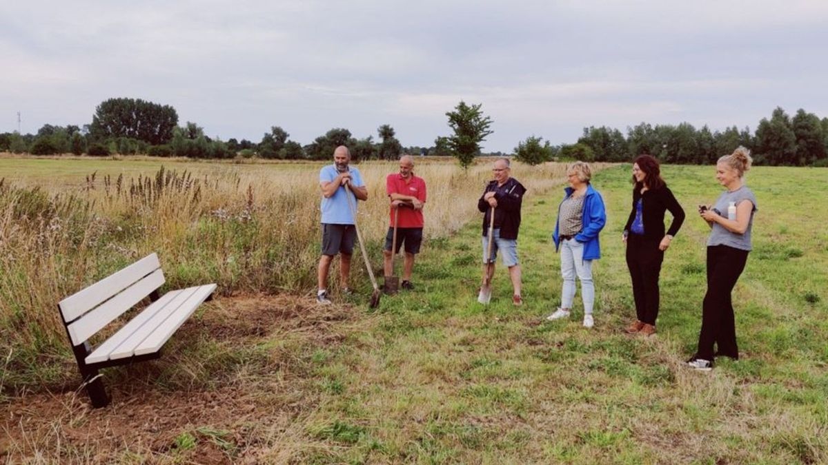 Bankjes in uiterwaarden Lathum voor en door inwoners