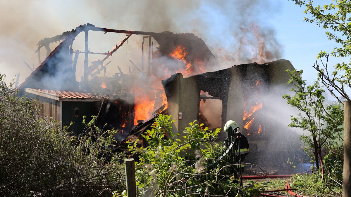 Woonboerderij gaat verloren bij grote brand in Terkaple; voorste deel stort in