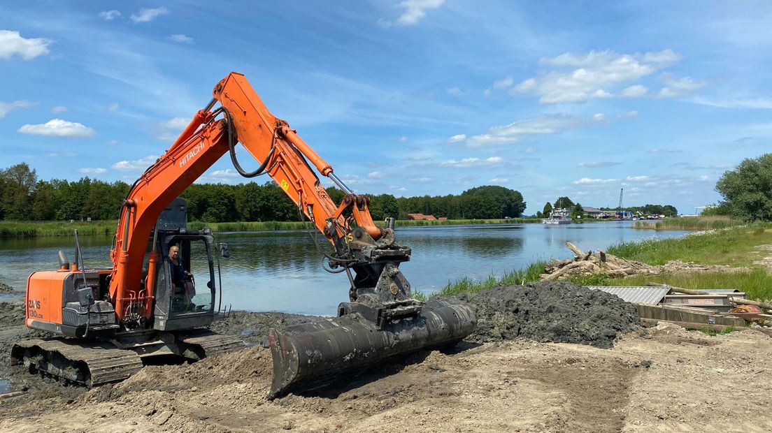 De marine besluit door te varen, omdat het toch te ondiep is. Ondertussen wordt er door een graafmachine verder gegraven