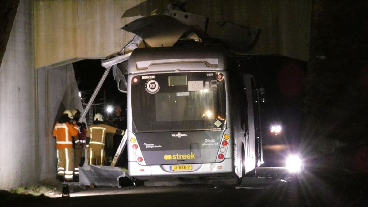 Streekbus klem onder viaduct bij Wijster