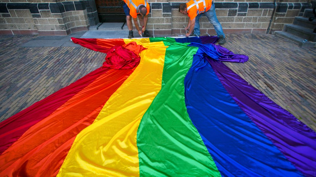 De regenboogvlag in Nijmegen.