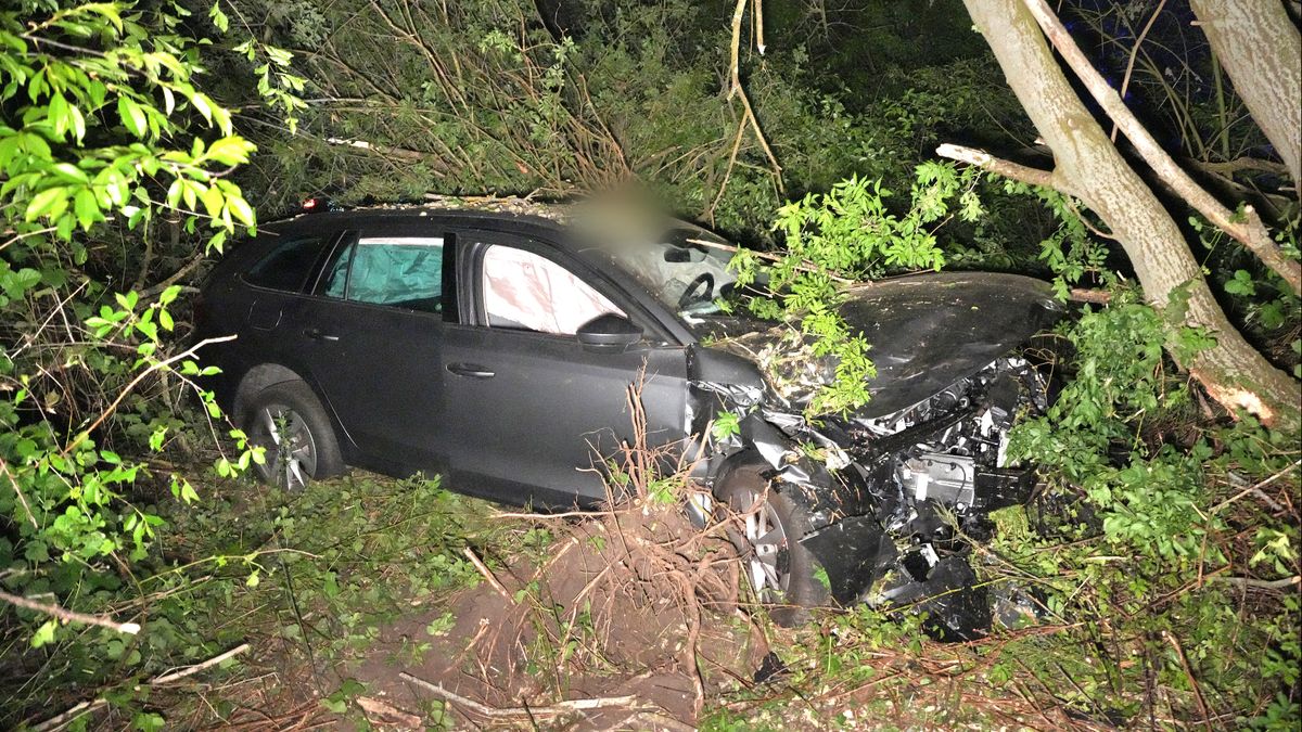 112 Nieuws: Auto vliegt van afrit bij Steenwijk, bestuurder gewond naar ziekenhuis