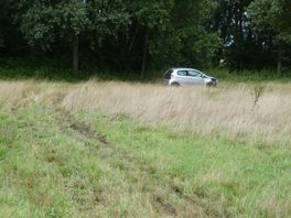Auto vliegt in Dwingeloo over sloot weiland in