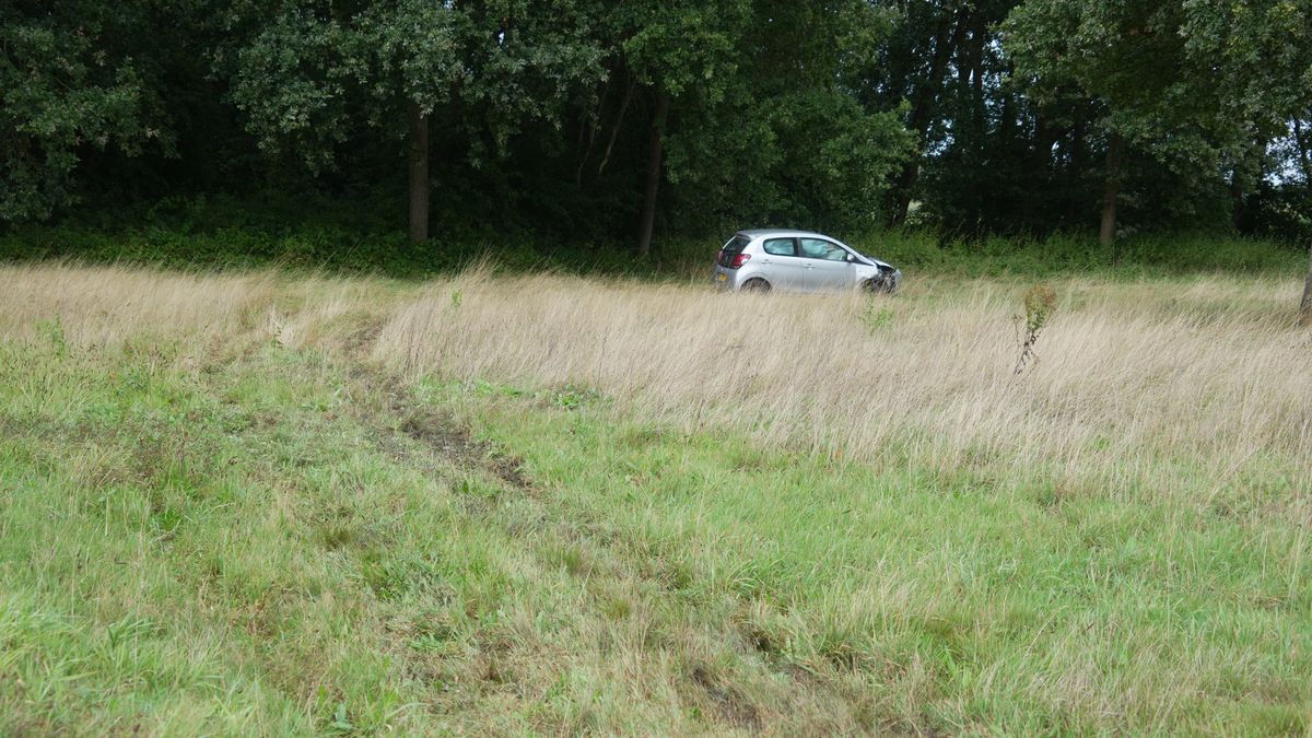 Auto vliegt in Dwingeloo over sloot weiland in