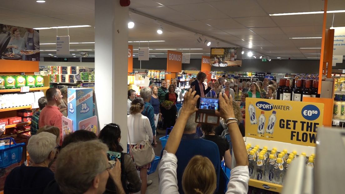 Negen koren uit heel Nederland kwamen tijdens een landelijke korendag, zaterdag, in Tiel samen om het winkelend publiek te verrassen. Dat deden ze met een flashmob. Ofwel, een act waar niemand iets van weet.