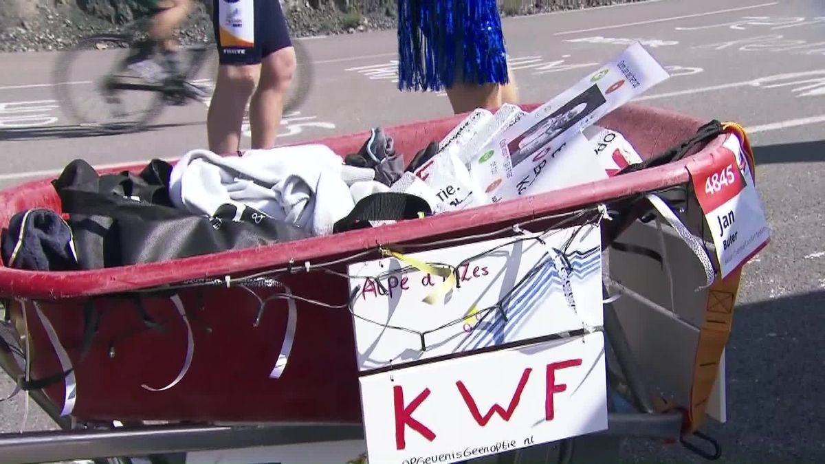 Jan van team 'Zalk naar de Alpe' klimt met kruiwagen Alpe d'Huez op