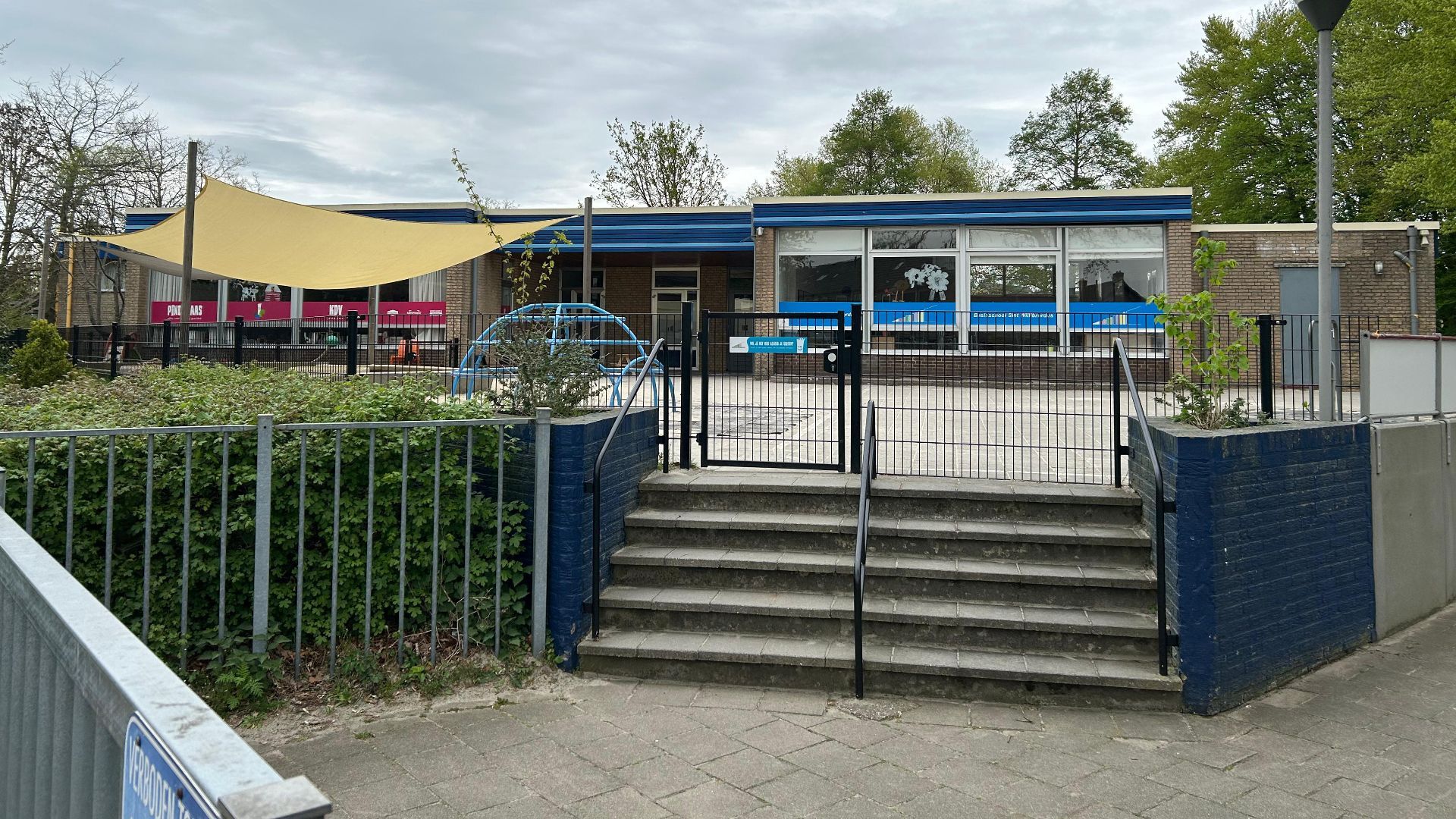 De tijdelijke locatie van de Willibrordus aan het Admiraal Helfrichplein in Groenlo