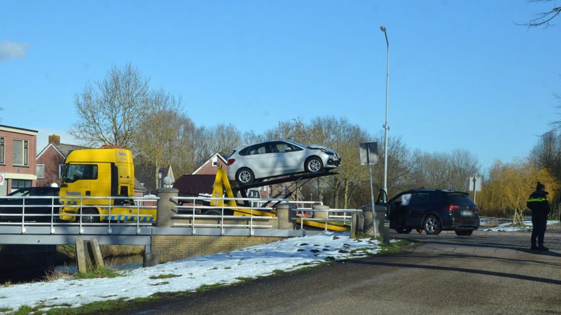 Een berger sleept beide auto's af