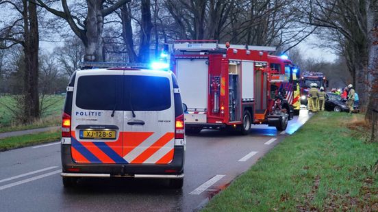 Bestuurder moet uit auto worden bevrijd na botsing tegen boom. Bestuurder moet uit auto worden bevrijd na botsing tegen boom.