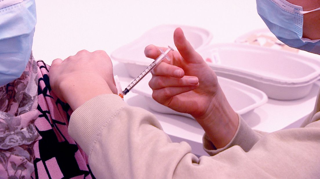 Vaccinatie tegen het coronavirus door een medewerker van de GGD Zeeland