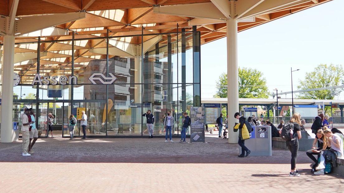 Reizigers op het station in Assen kunnen weinig anders dan wachten