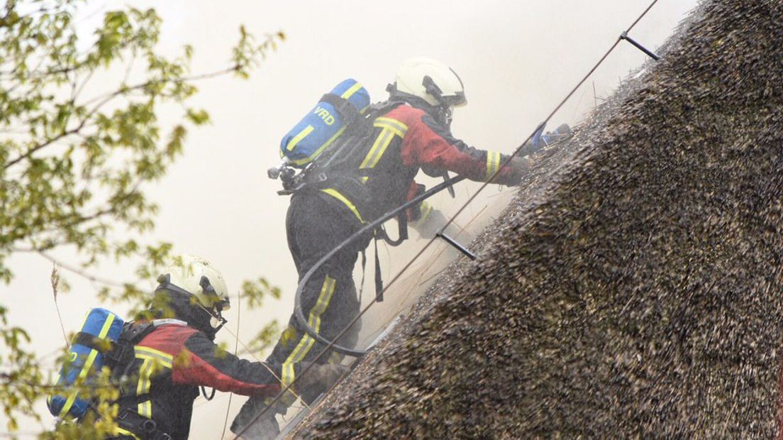 De brand brak uit onder de rieten kap (Rechten: De Vries Media)