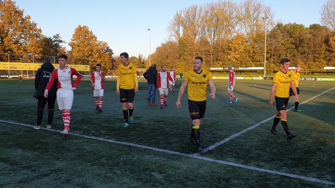 Spelers van Alcides en vv Emmen verlaten het veld na de 0-0 (Rechten: RTV Drenthe/Ger Hensen)