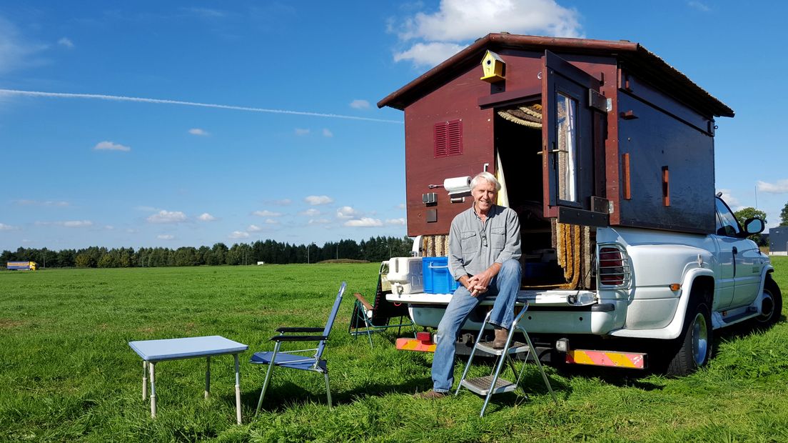 Rob Pietersen, voor zijn woning in Wonderland (Rechten: RTV Drenthe / Steven Stegen)